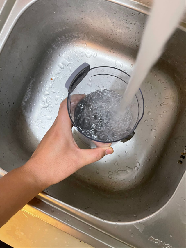 然后直接倒掉塵杯里的垃圾，可直接上水沖，晾干就可以繼續(xù)使用。.png