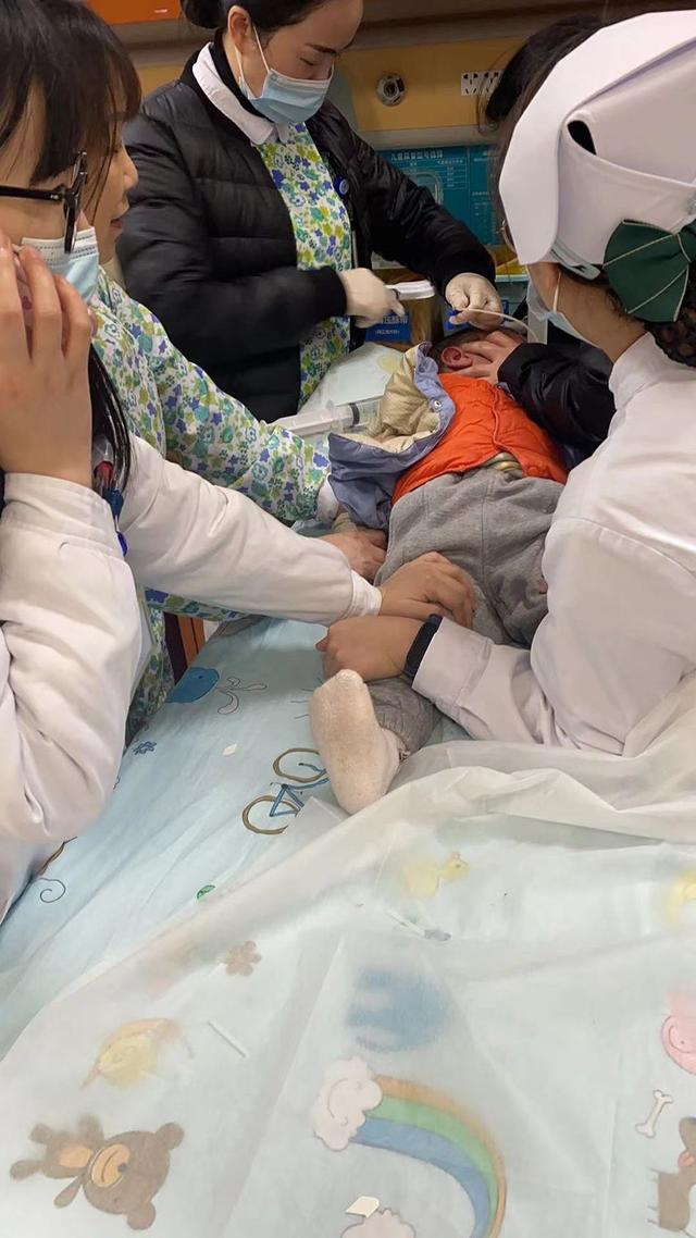 好奇心額驅使下便喝了一口