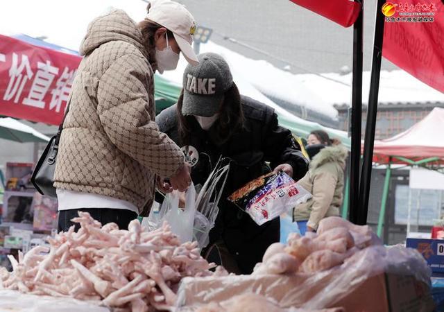 市民正在購買物美價廉的冷鮮食品.jpg 市民正在購買物美價廉的冷鮮食品.jpg
