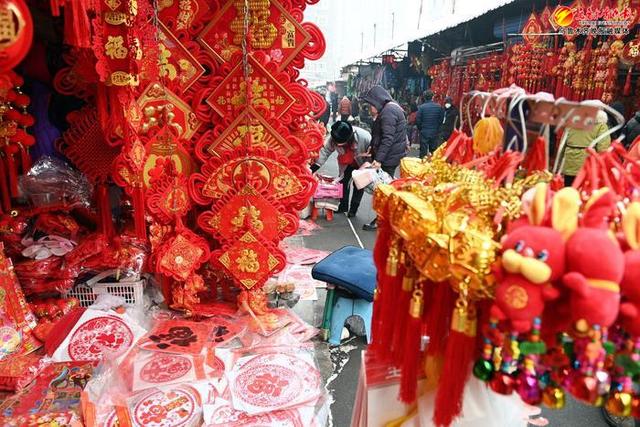 位于米東區(qū)古牧地東路街道豐源社區(qū)的年貨市場.jpg 位于米東區(qū)古牧地東路街道豐源社區(qū)的年貨市場.jpg