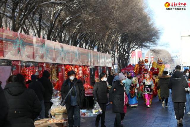 水磨溝區(qū)商務(wù)局(糧食局)在南湖家樂福門前舉辦惠民繽紛年貨節(jié).jpg 水磨溝區(qū)商務(wù)局(糧食局)在南湖家樂福門前舉辦惠民繽紛年貨節(jié).jpg