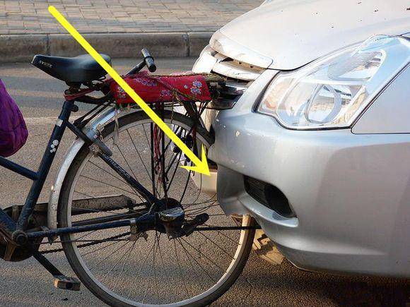 轎車追尾自行車，下車后女司機問：這是什么牌子的自行車？