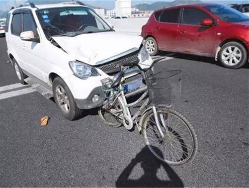 原創轎車追尾自行車2.jpeg