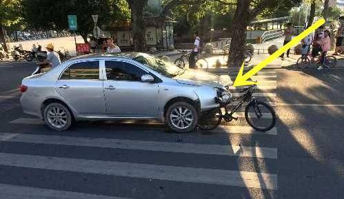 原創轎車追尾自行車3.jpeg