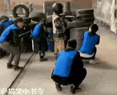 這樣的隊伍，看起來有些弱。.gif