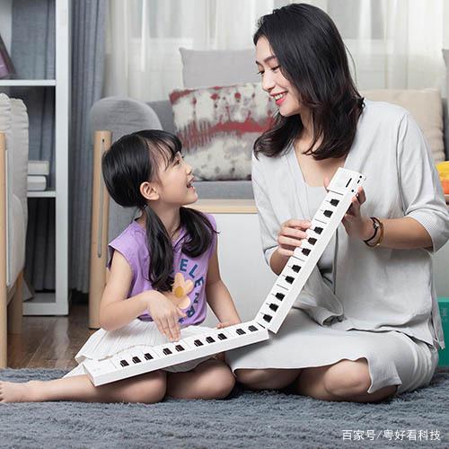 初學(xué)者買電子鋼琴什么牌子好？看看折疊電子鋼琴怎么樣？