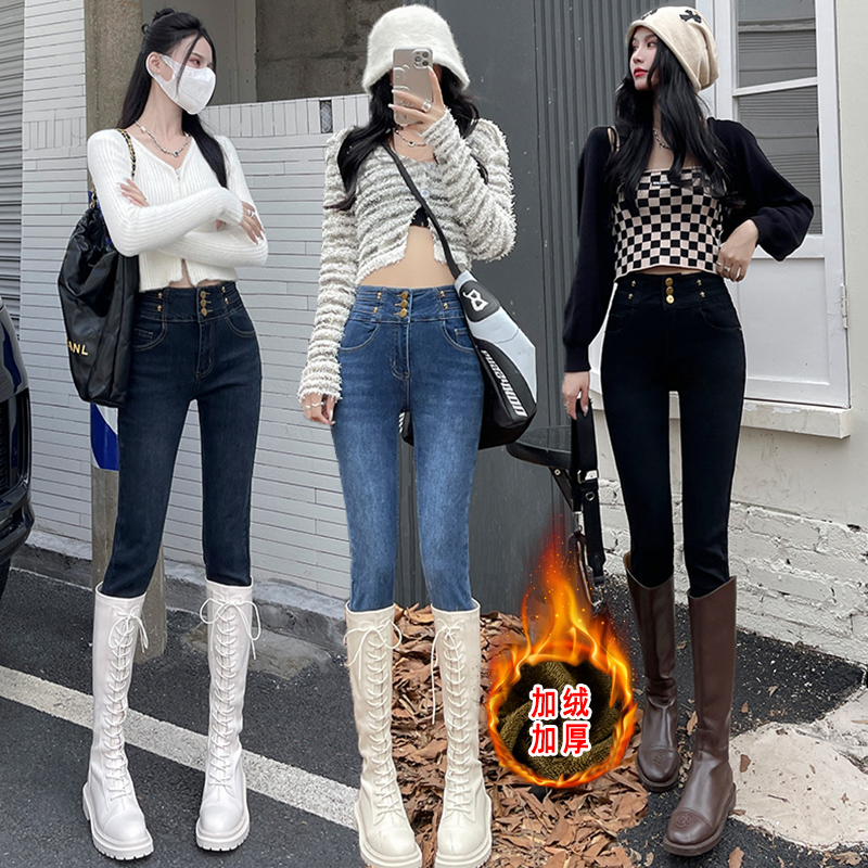 深色系的小腳牛仔褲，如魔術般地為穿著者帶來了顯瘦的效果
