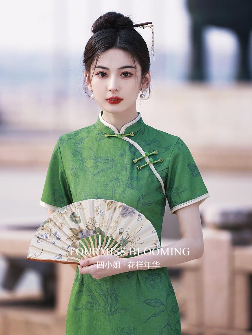 綠色旗袍，演繹時(shí)尚新篇章
