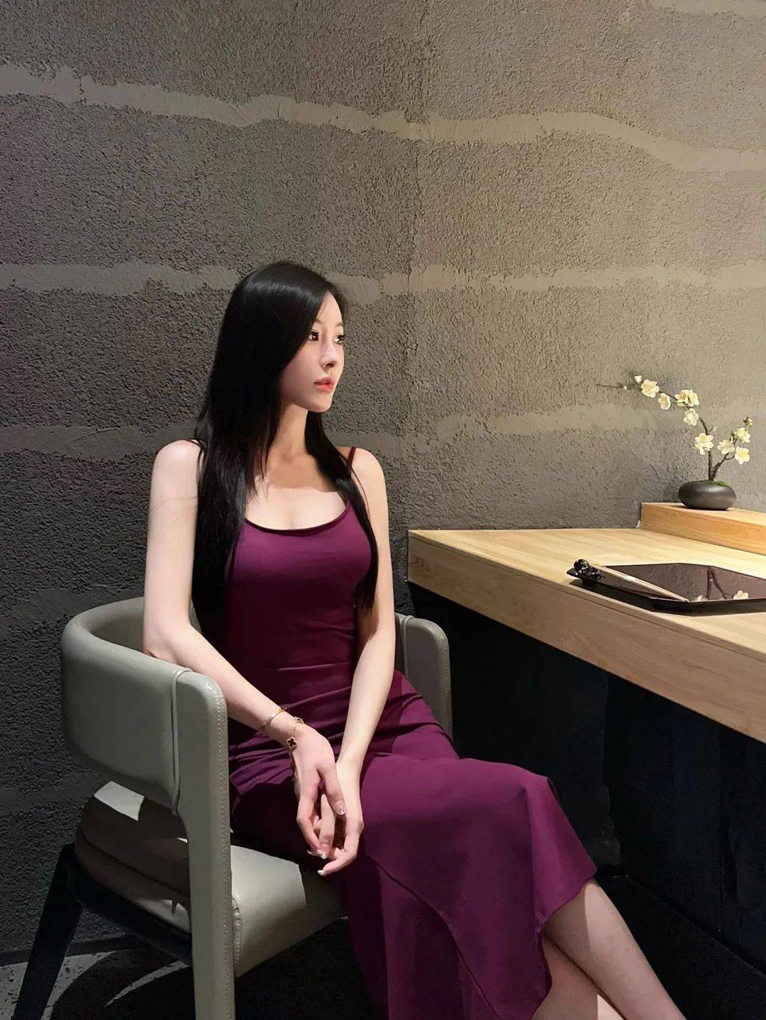 紫色魅惑，高跟鞋的魔力——御姐風(fēng)穿搭指南