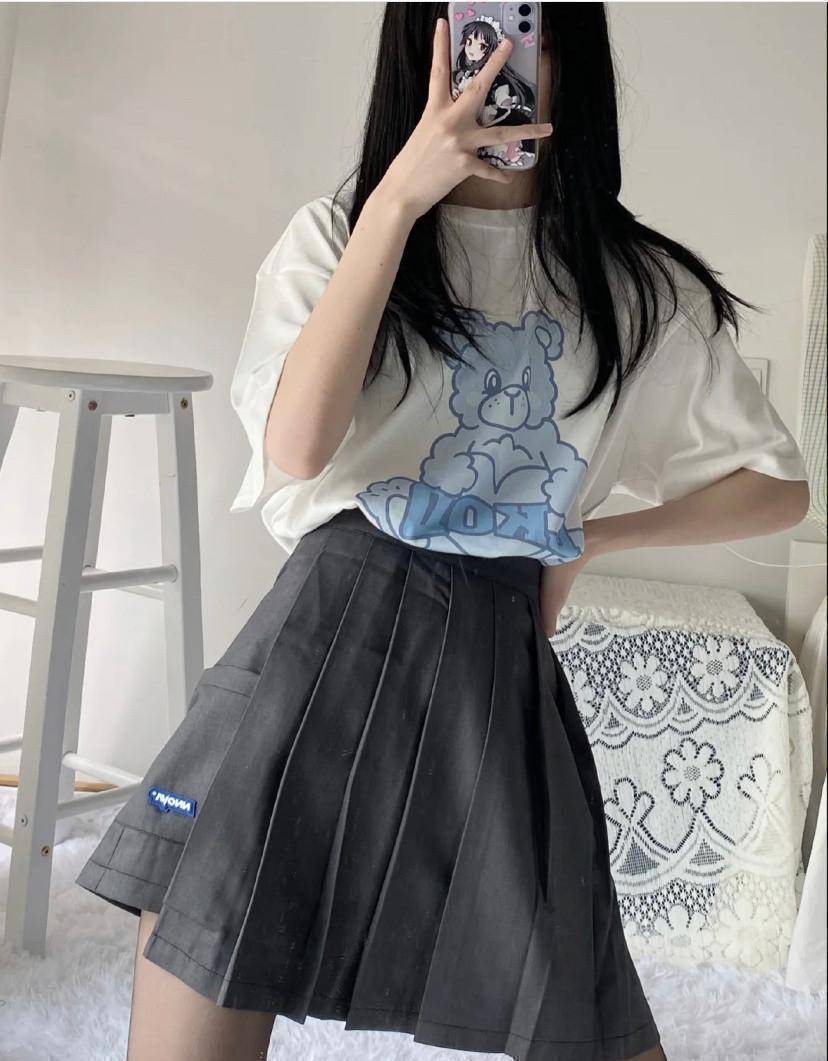 短裙搭配絲襪，每個女生都應該有一套這樣的打扮 