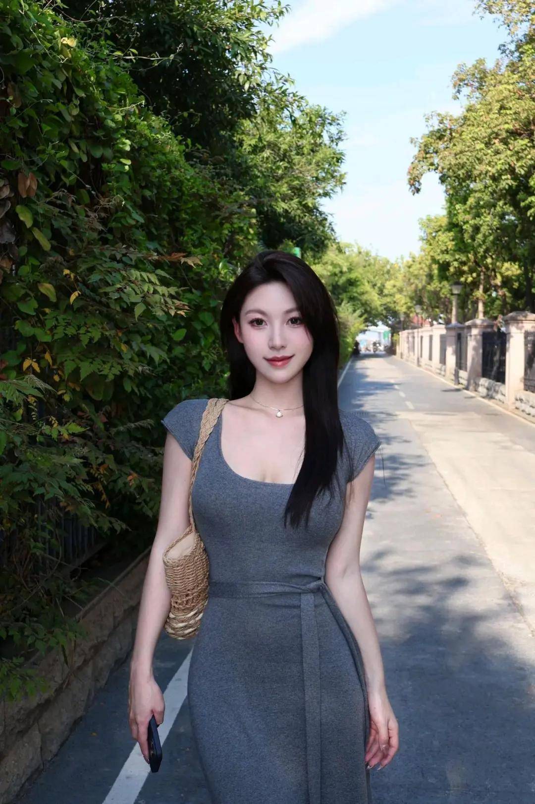灰色連衣裙，展現(xiàn)出低調(diào)的高級(jí)感 