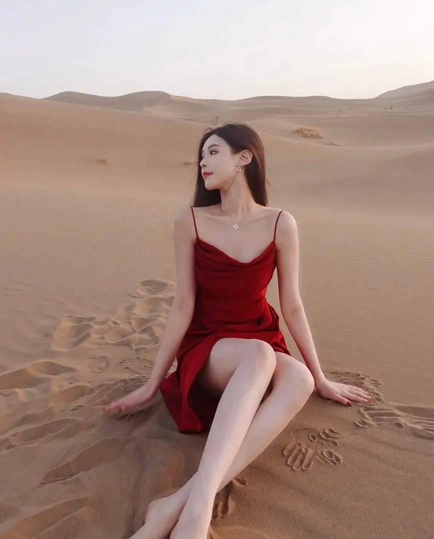 紅色吊帶裙的誘惑：她如何憑借一襲紅裙，撩動(dòng)萬(wàn)千心弦？ 