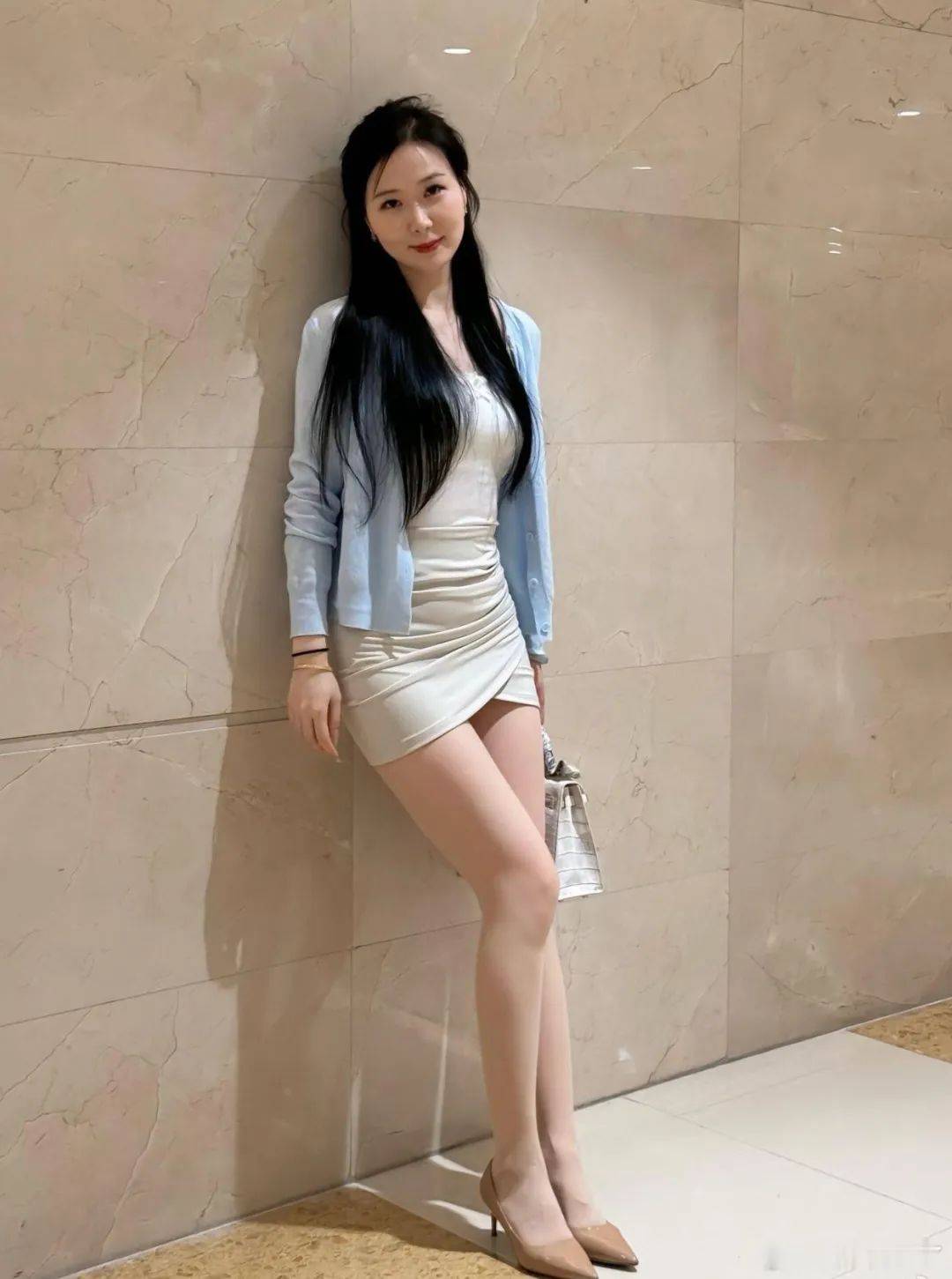 白色純欲風(fēng)，蕾絲吊帶小背心搭配長(zhǎng)裙，既有氣質(zhì)又好穿