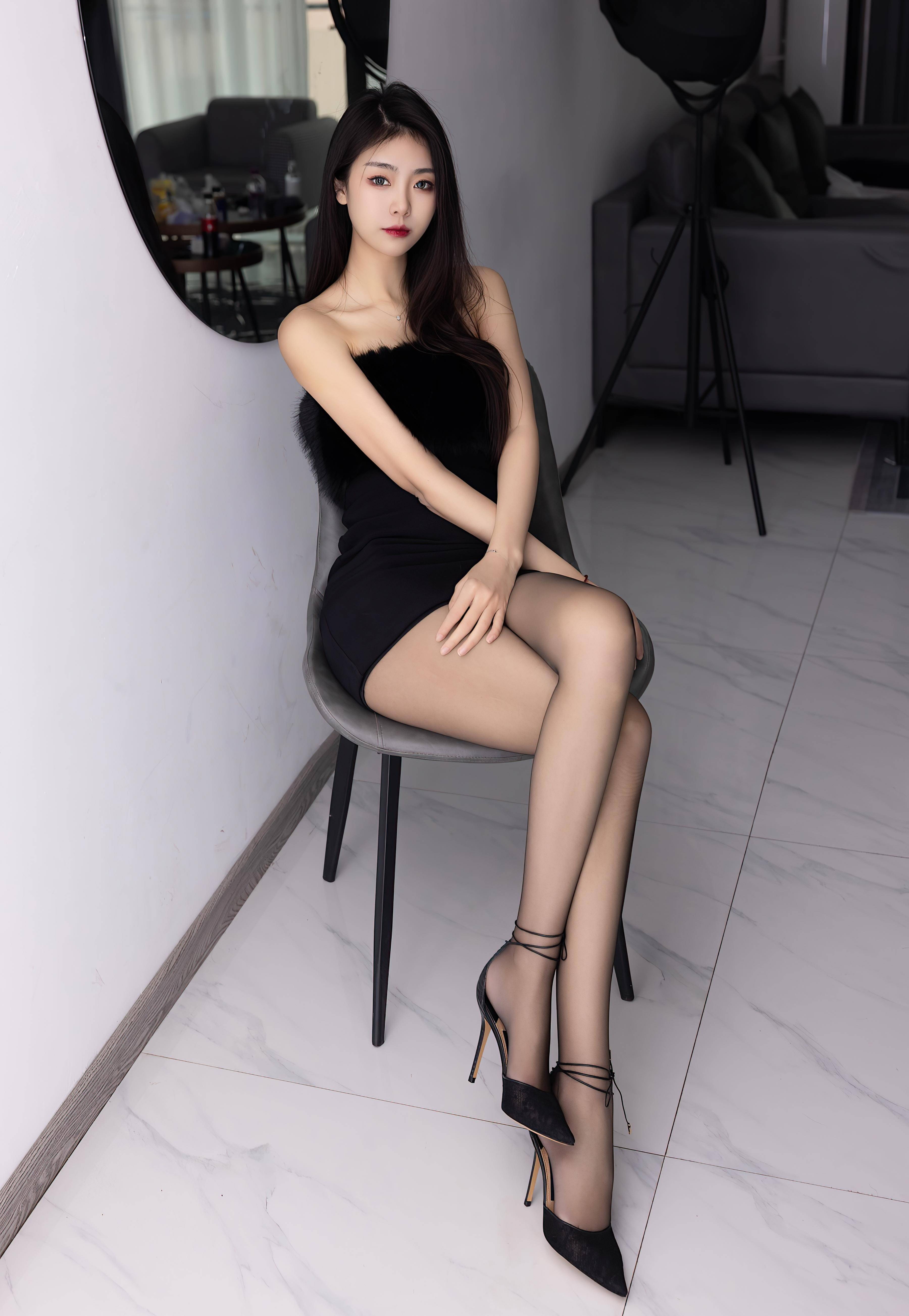 包臀短裙凸顯S身材，原色絲襪盡顯優雅