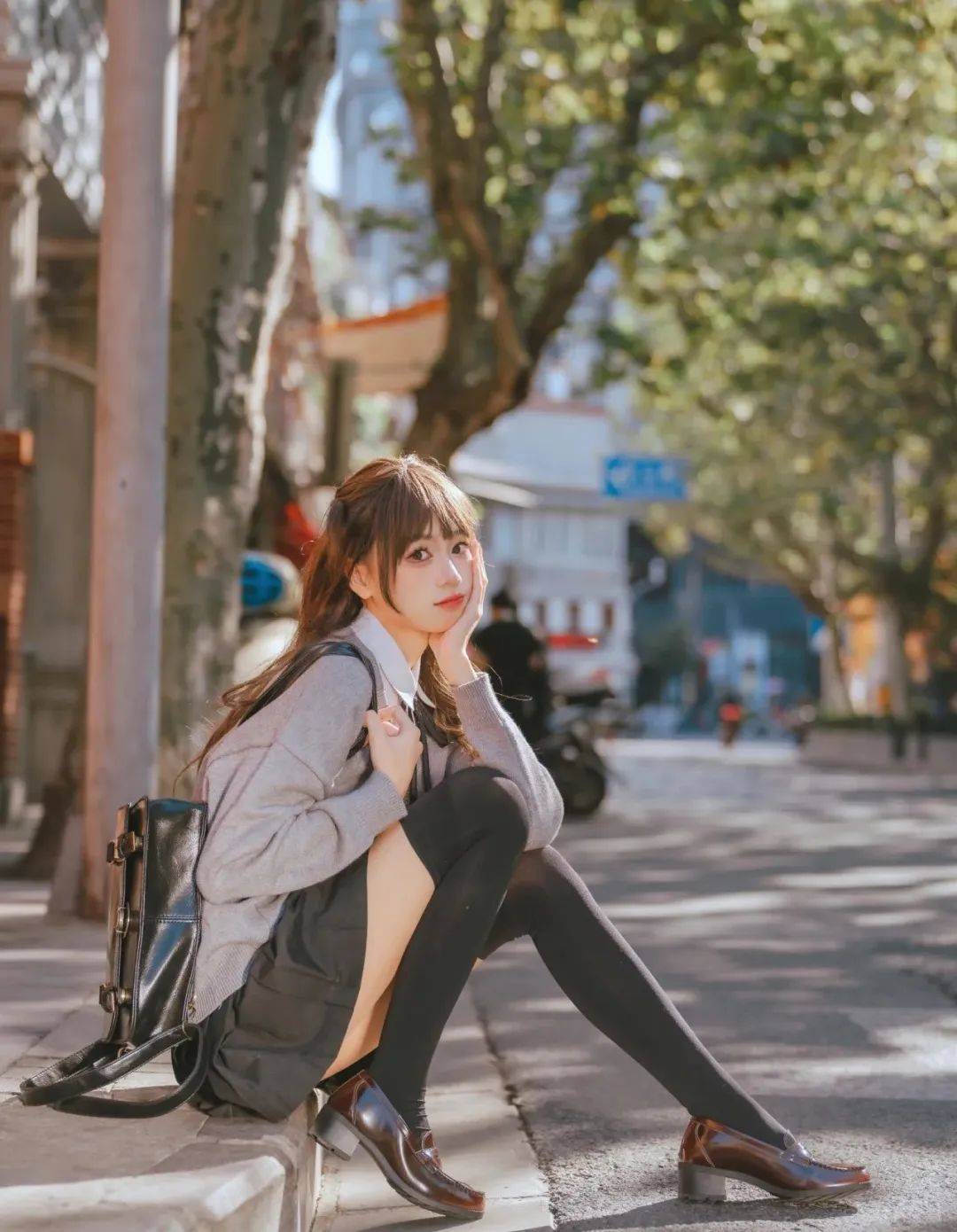 百褶裙、黑襪與棕鞋的時尚交響：詮釋多樣化的女性韻味！