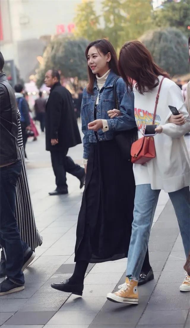 裙子最能夠體現(xiàn)女人的氣質(zhì)，會(huì)讓你看起來更加優(yōu)雅年輕