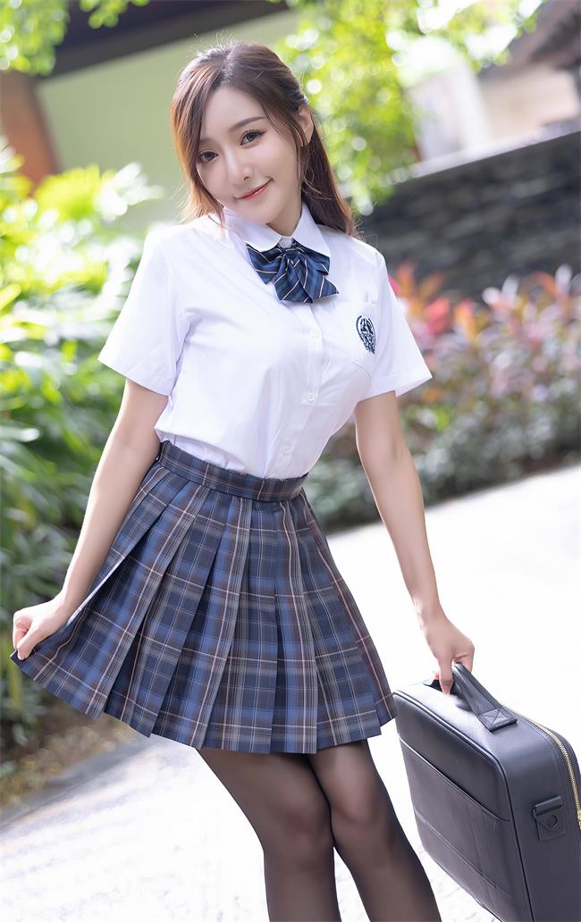 格子裙黑絲高跟鞋，優雅站姿迷人眼